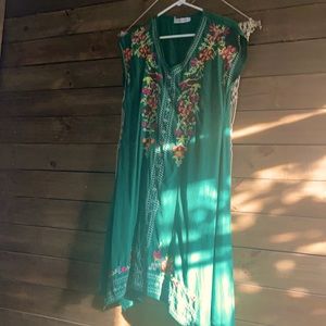 Emerald green mini dress V-neck with embroidery
